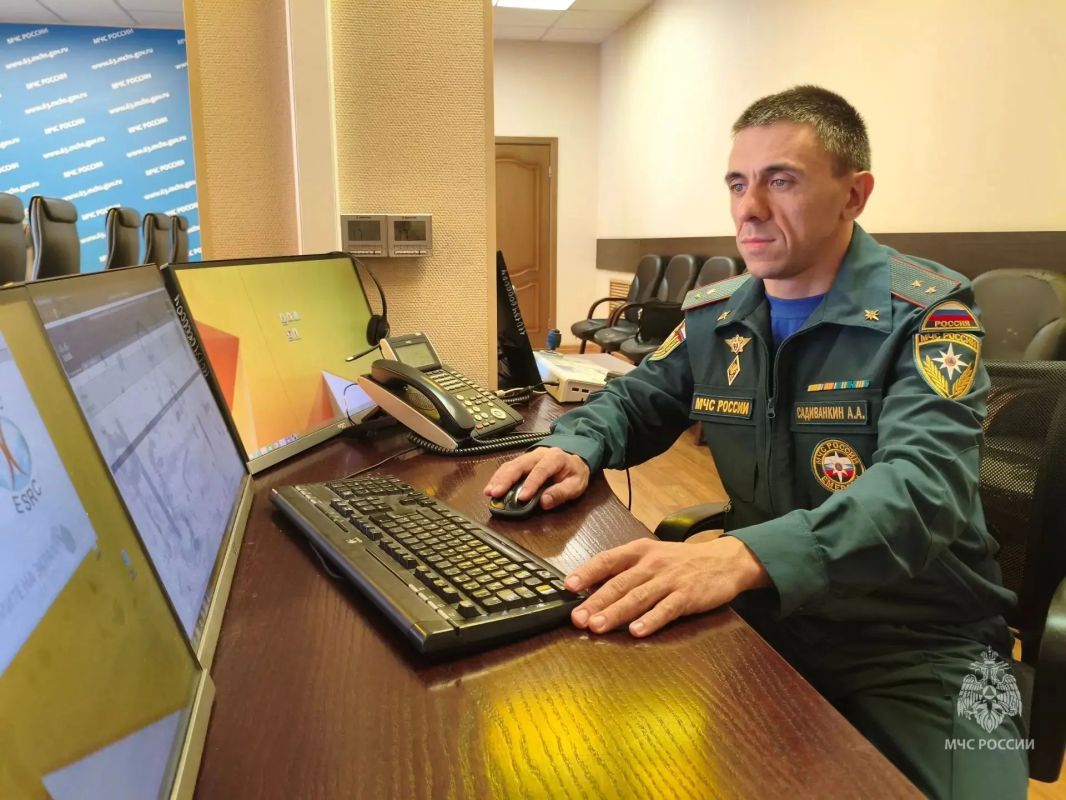 ВСЕГДА НА СВЯЗИ За каждым успешным выездом пожарных и спасателей стоит четкое взаимодействие всех подразделений