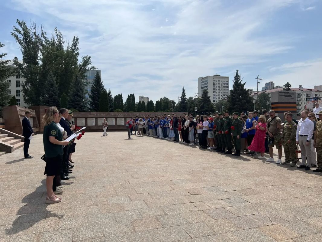 Сегодня все жители России вспоминают трагическую дату - День памяти жертв военных действий на Донбассе Сегодня все жители России вспоминают трагическую дату - День памяти жертв военных действий на Донбассе