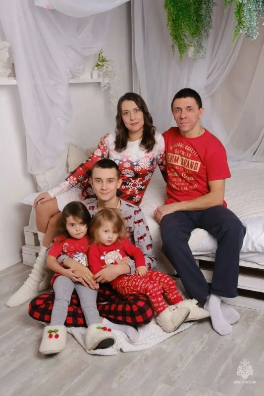 ВСЕГДА НА СВЯЗИ За каждым успешным выездом пожарных и спасателей стоит четкое взаимодействие всех подразделений ВСЕГДА НА СВЯЗИ За каждым успешным выездом пожарных и спасателей стоит четкое взаимодействие всех подразделений