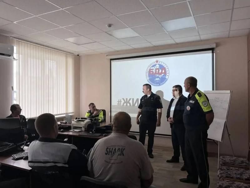 В Чапаевске полицейские и общественники провели акцию «Жизнь без ДТП» В Чапаевске полицейские и общественники провели акцию «Жизнь без ДТП»