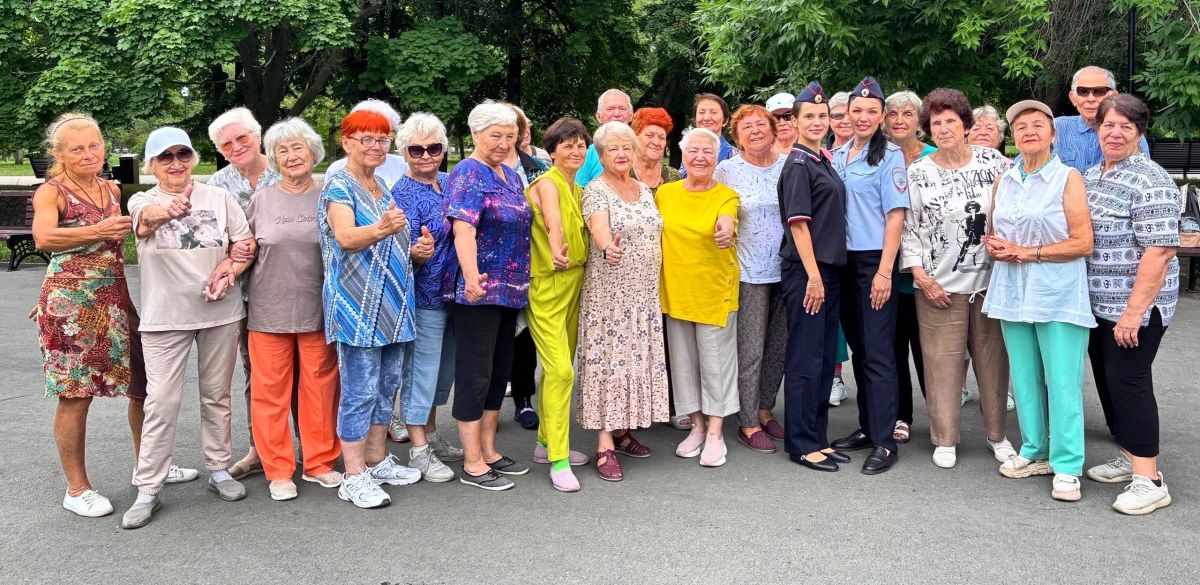 В Парке Победы сотрудники Госавтоинспекции Тольятти провели утреннюю зарядку для участников клуба «Долголетие» В Парке Победы сотрудники Госавтоинспекции Тольятти провели утреннюю зарядку для участников клуба «Долголетие»