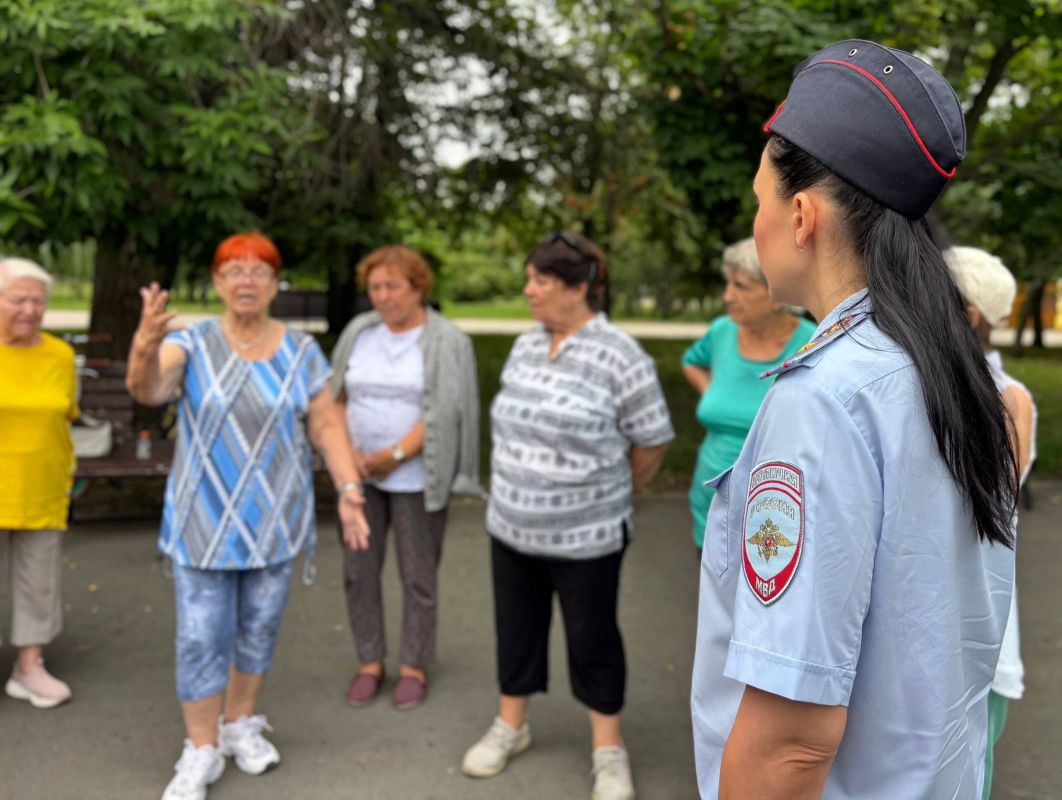 В Парке Победы сотрудники Госавтоинспекции Тольятти провели утреннюю зарядку для участников клуба «Долголетие» В Парке Победы сотрудники Госавтоинспекции Тольятти провели утреннюю зарядку для участников клуба «Долголетие»