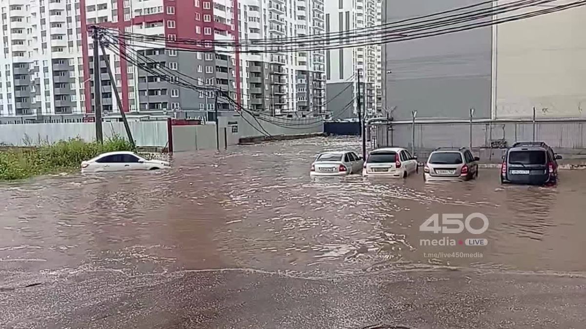 Из-за сильного дождя затопило двор нового ЖК на Московском шоссе в Самаре