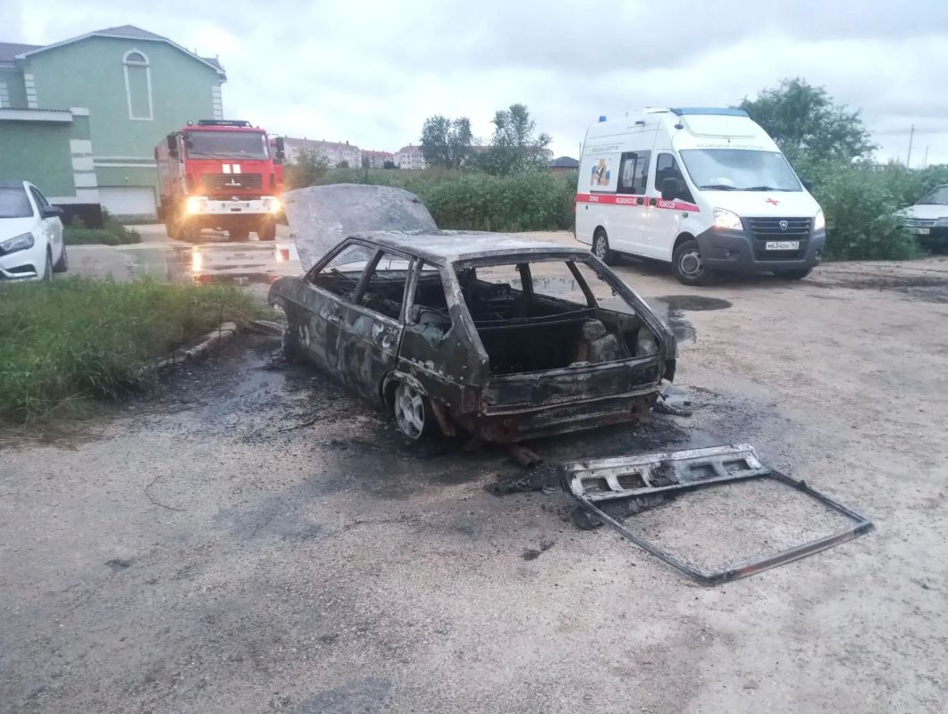 Появились кадры полностью выгоревшей машины под Самарой Появились кадры полностью выгоревшей машины под Самарой