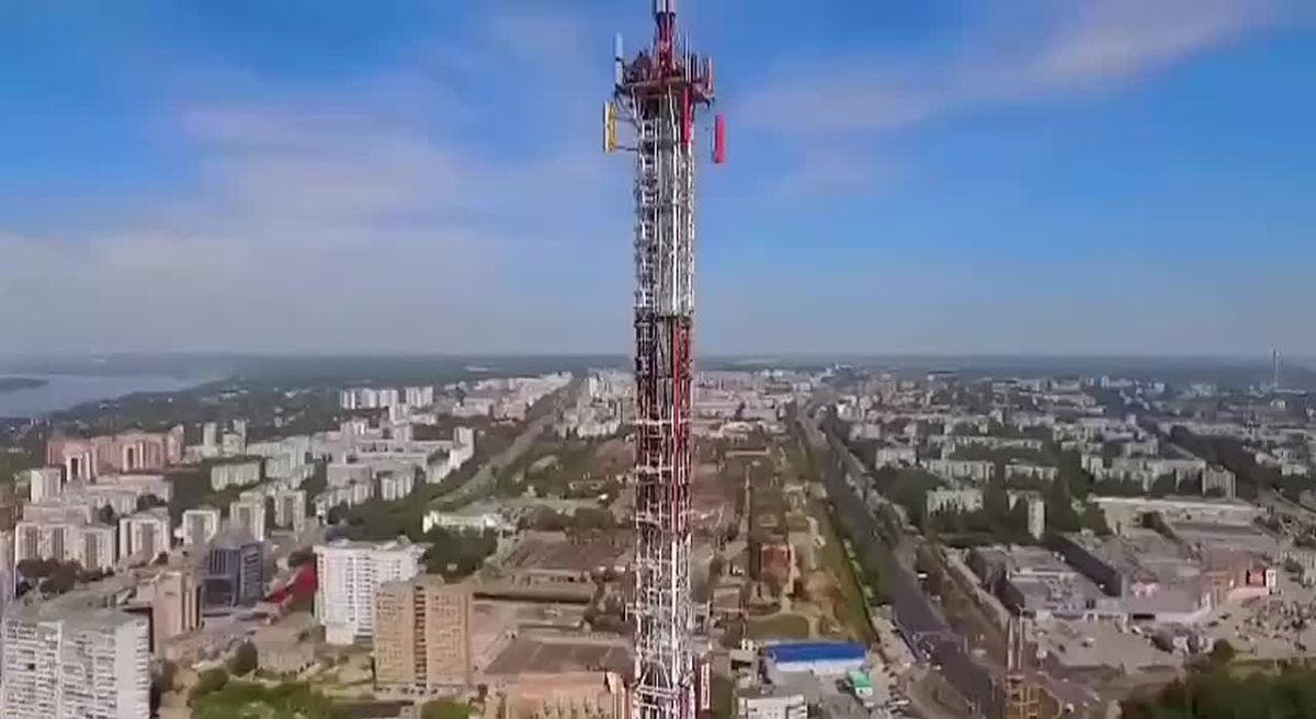 Подходит к концу насыщенное воскресенье, и вечерний свет телевизионной башни мягко озаряет Самару тёплым летним сиянием