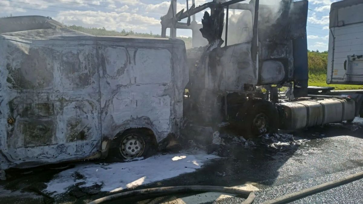 2 августа в Самарской области загорелись фура DAF и микроавтобус Citroen 2 августа в Самарской области загорелись фура DAF и микроавтобус Citroen