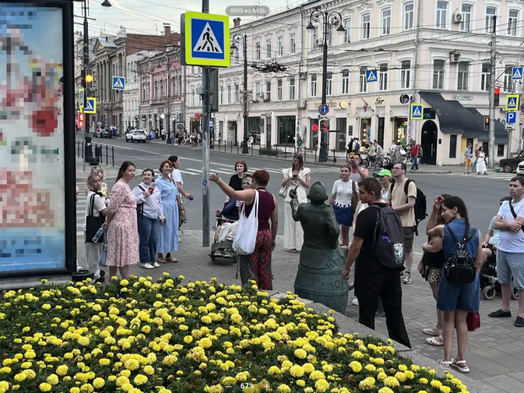 Финальная часть маршрута приводит к скверу «Три вяза» — уютному зелёному уголку в центре Самары с тремя вековыми вязами и фонтаном «Рыбки» Финальная часть маршрута приводит к скверу «Три вяза» — уютному зелёному уголку в центре Самары с тремя вековыми вязами и фонтаном «Рыбки»