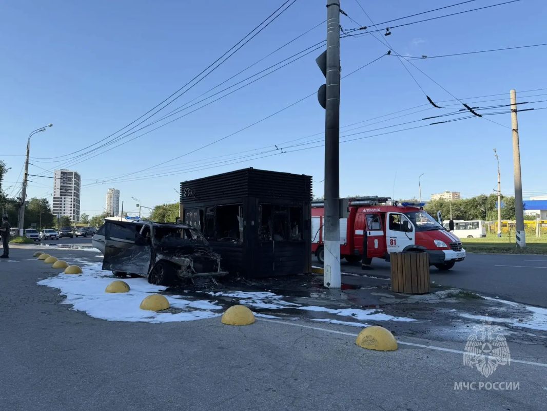 На улице Спортивной в Тольятти сгорели автомобиль и автокофейня На улице Спортивной в Тольятти сгорели автомобиль и автокофейня