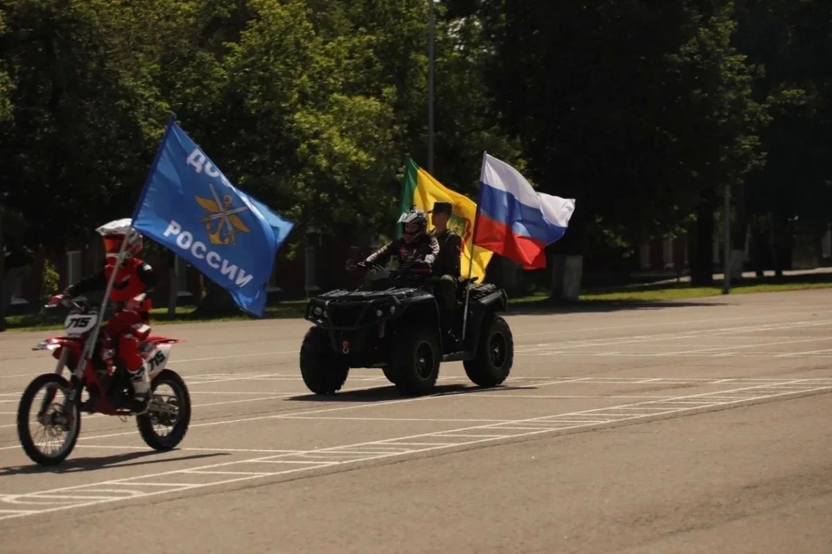В Пензе состоялась торжественная церемония открытия Юнармейских военнопатриотических сборов «Гвардеец», которые проходят с 1 по 21 августа на базе Пензенского артиллерийского инженерного института имени генерала армии А.В.... В Пензе состоялась торжественная церемония открытия Юнармейских военнопатриотических сборов «Гвардеец», которые проходят с 1 по 21 августа на базе Пензенского артиллерийского инженерного института имени генерала армии А.В....