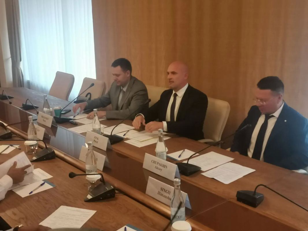 В эти минуты в здании Правительства Самарской области проходит рабочая встреча заместителя председателя регионального кабмина — министра экономического развития губернии Павла Финка и Генерального консула Республики Индия в... В эти минуты в здании Правительства Самарской области проходит рабочая встреча заместителя председателя регионального кабмина — министра экономического развития губернии Павла Финка и Генерального консула Республики Индия в...