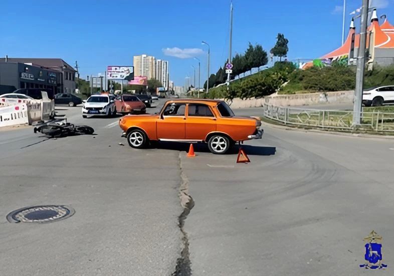 Столкновение поколений: в Самаре дорогу не поделили раритетный Москвич-412 и мотоцикл Stels Столкновение поколений: в Самаре дорогу не поделили раритетный Москвич-412 и мотоцикл Stels