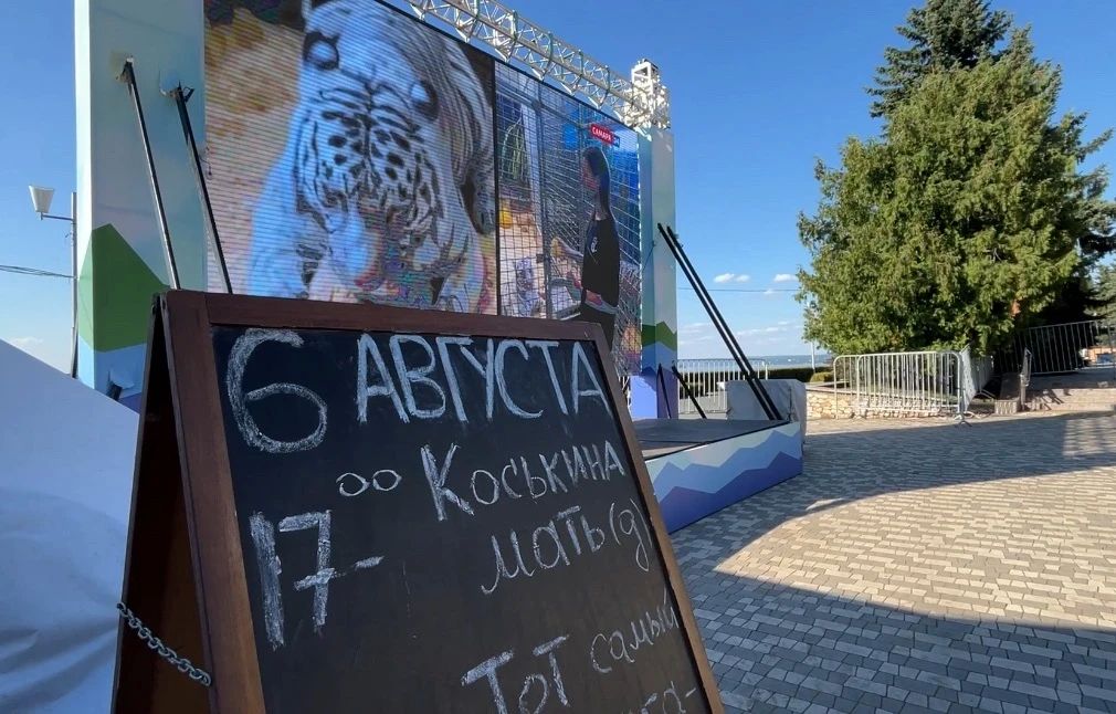 Прямо сейчас в летнем кинотеатре под открытым небом «Филин» идёт премьерный показ документального фильма «Коськина мать» Прямо сейчас в летнем кинотеатре под открытым небом «Филин» идёт премьерный показ документального фильма «Коськина мать»