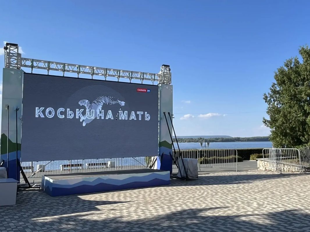Прямо сейчас в летнем кинотеатре под открытым небом «Филин» идёт премьерный показ документального фильма «Коськина мать» Прямо сейчас в летнем кинотеатре под открытым небом «Филин» идёт премьерный показ документального фильма «Коськина мать»