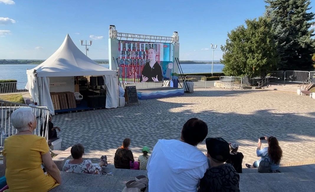 Прямо сейчас в летнем кинотеатре под открытым небом «Филин» идёт премьерный показ документального фильма «Коськина мать»
