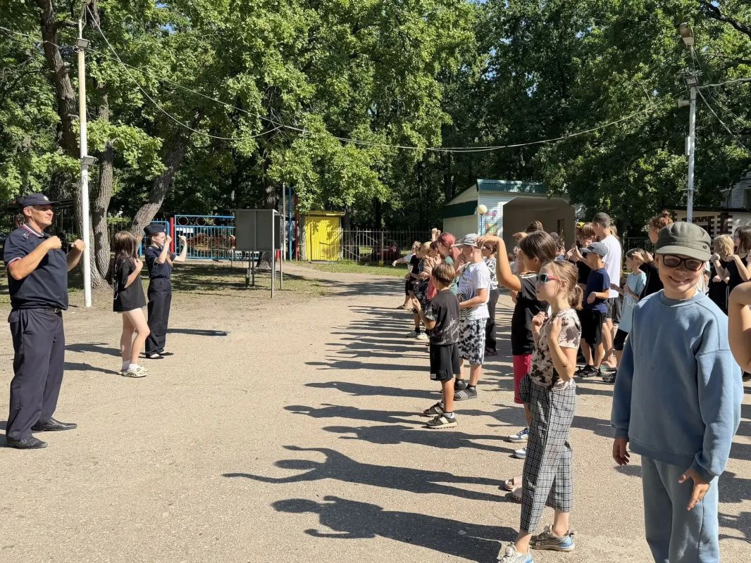 Сызранские транспортные полицейские присоединились к акции «Зарядка со стражем порядка» Сызранские транспортные полицейские присоединились к акции «Зарядка со стражем порядка»