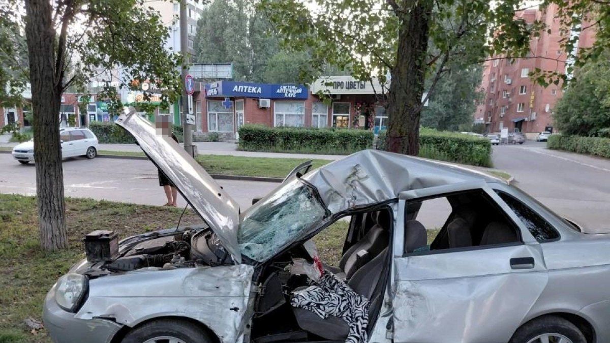 В Тольятти 20-летний водитель LADA Priora врезался в дерево