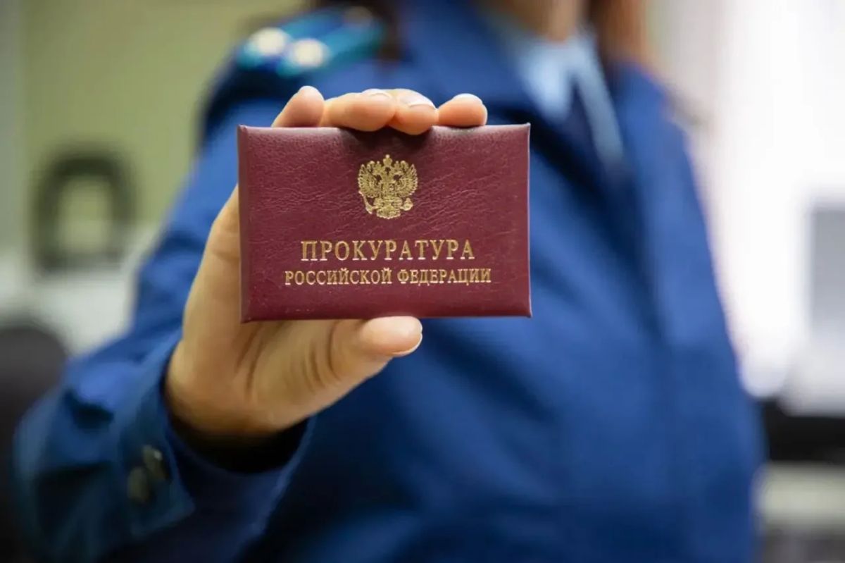 Мужчина топором угрожал соседке убийством из-за шума в подъезде
