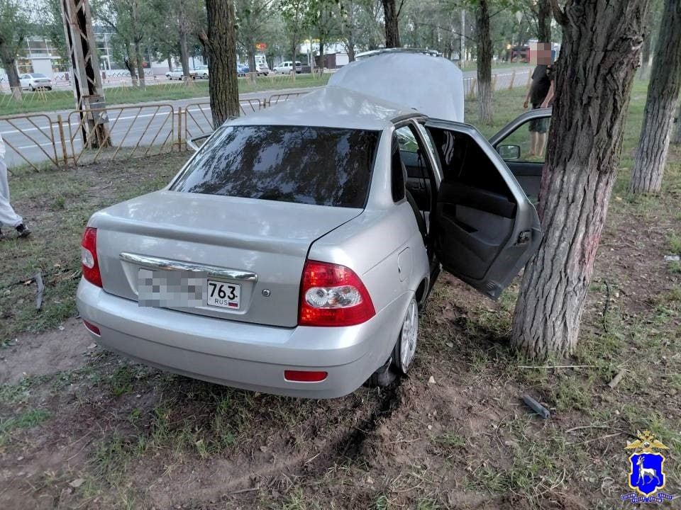 В Тольятти 20-летний водитель LADA Priora врезался в дерево В Тольятти 20-летний водитель LADA Priora врезался в дерево