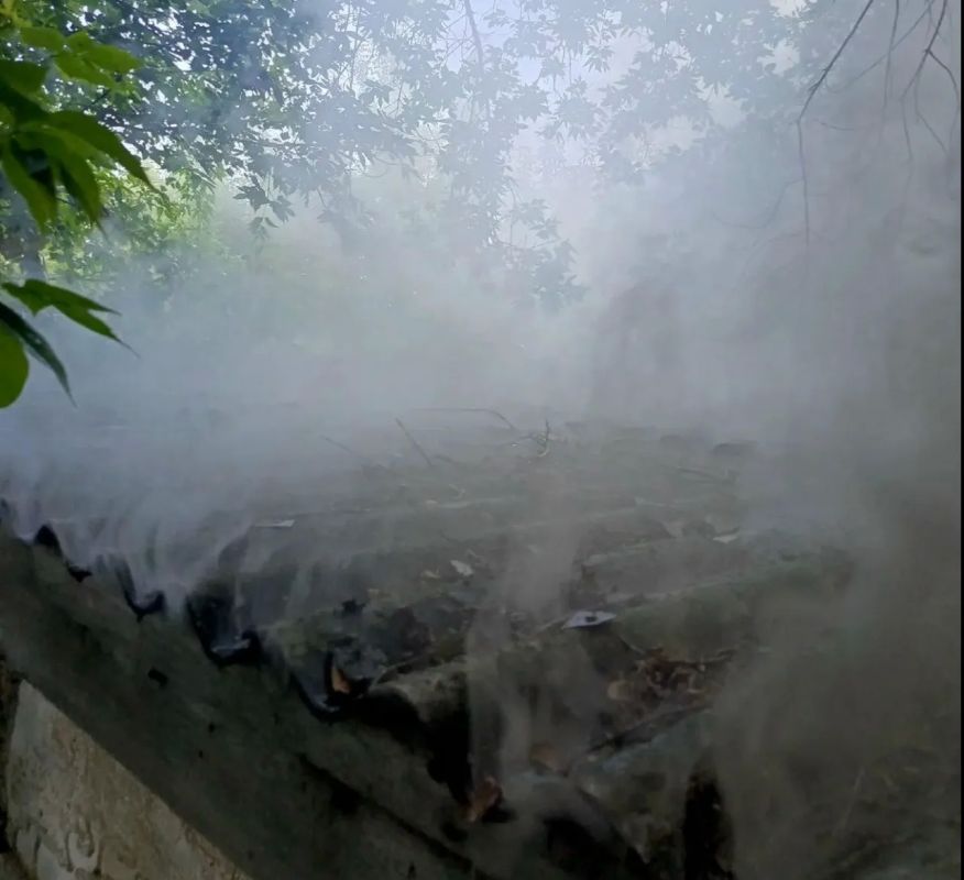 Под Самарой загорелась крыша заброшенного здания