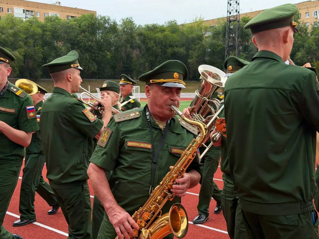 На церемонии открытия стадиона выступил военный оркестр 15-й гвардейской отдельной мотострелковой Александрийской бригады под управлением военного дирижера гвардии-майора Вячеслава Ворушилова На церемонии открытия стадиона выступил военный оркестр 15-й гвардейской отдельной мотострелковой Александрийской бригады под управлением военного дирижера гвардии-майора Вячеслава Ворушилова