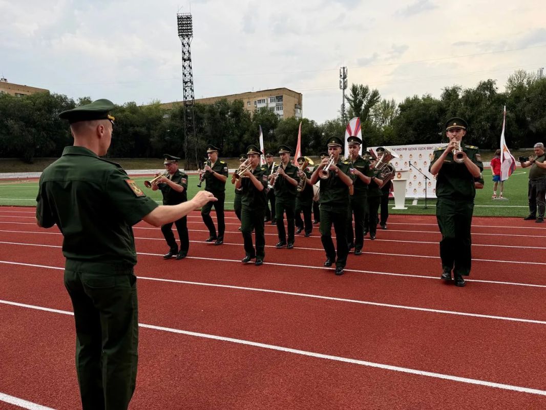 На церемонии открытия стадиона выступил военный оркестр 15-й гвардейской отдельной мотострелковой Александрийской бригады под управлением военного дирижера гвардии-майора Вячеслава Ворушилова На церемонии открытия стадиона выступил военный оркестр 15-й гвардейской отдельной мотострелковой Александрийской бригады под управлением военного дирижера гвардии-майора Вячеслава Ворушилова