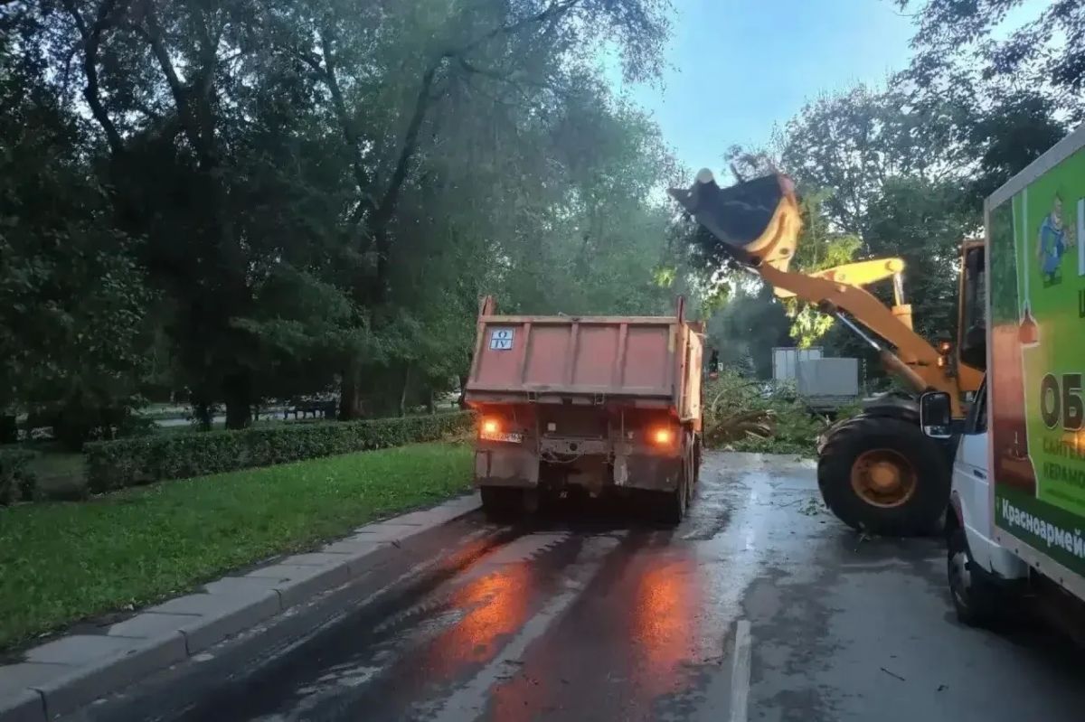 Последствия неблагоприятной погоды устраняют в Самаре Последствия неблагоприятной погоды устраняют в Самаре