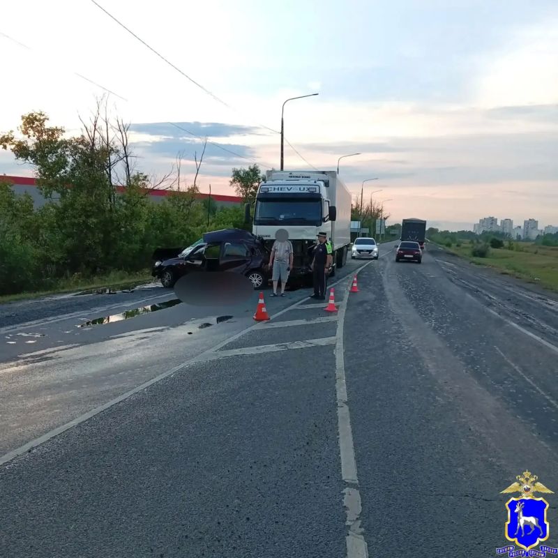 Полицейские работали на месте дорожно-транспортного происшествия в Волжском районе Самарской области Полицейские работали на месте дорожно-транспортного происшествия в Волжском районе Самарской области