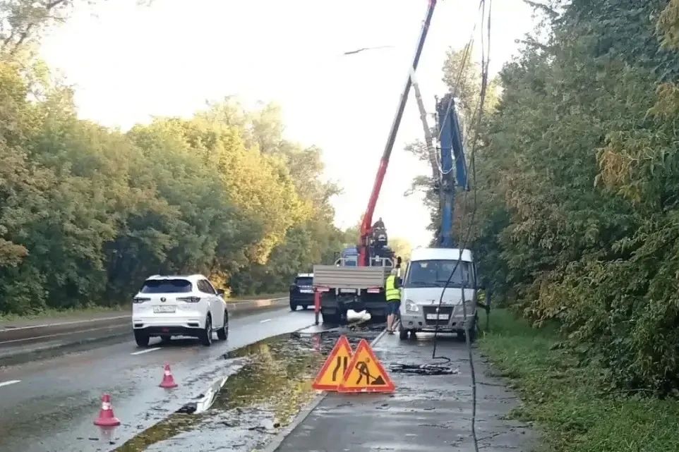 Последствия неблагоприятной погоды устраняют в Самаре Последствия неблагоприятной погоды устраняют в Самаре