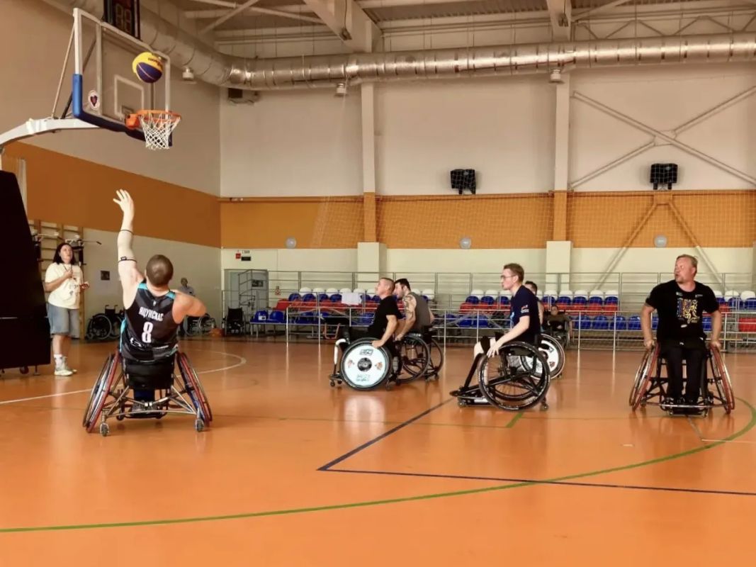Баскетбол на колясках: товарищеский матч в честь Дня физкультурника Баскетбол на колясках: товарищеский матч в честь Дня физкультурника