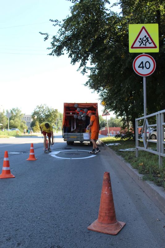 В рамках подготовки к новому учебному году выполняются работы по обновлению дорожной разметки в районе общеобразовательных и дошкольных учреждений