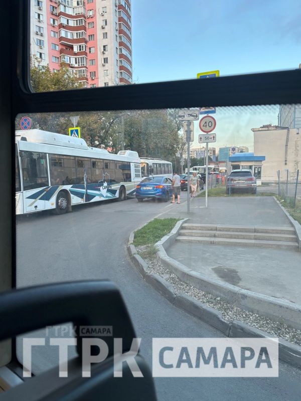 В районе МТЛ Арена на 5-й просеке автобус перегородил проезд В районе МТЛ Арена на 5-й просеке автобус перегородил проезд