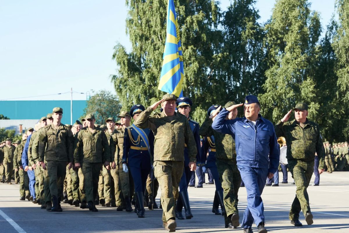В Сызрани на плацу СВВАУЛ прошёл митинг в честь Дня Военно-Воздушных сил России В Сызрани на плацу СВВАУЛ прошёл митинг в честь Дня Военно-Воздушных сил России