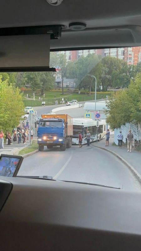 В районе МТЛ Арена на 5-й просеке автобус перегородил проезд