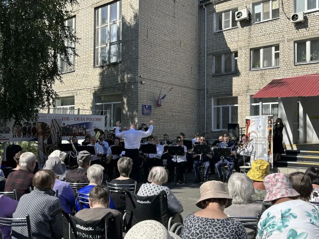 «Музыка добра»: участники фестиваля «Серебряные трубы Поволжья» дали концерты в социальных учреждениях города «Музыка добра»: участники фестиваля «Серебряные трубы Поволжья» дали концерты в социальных учреждениях города