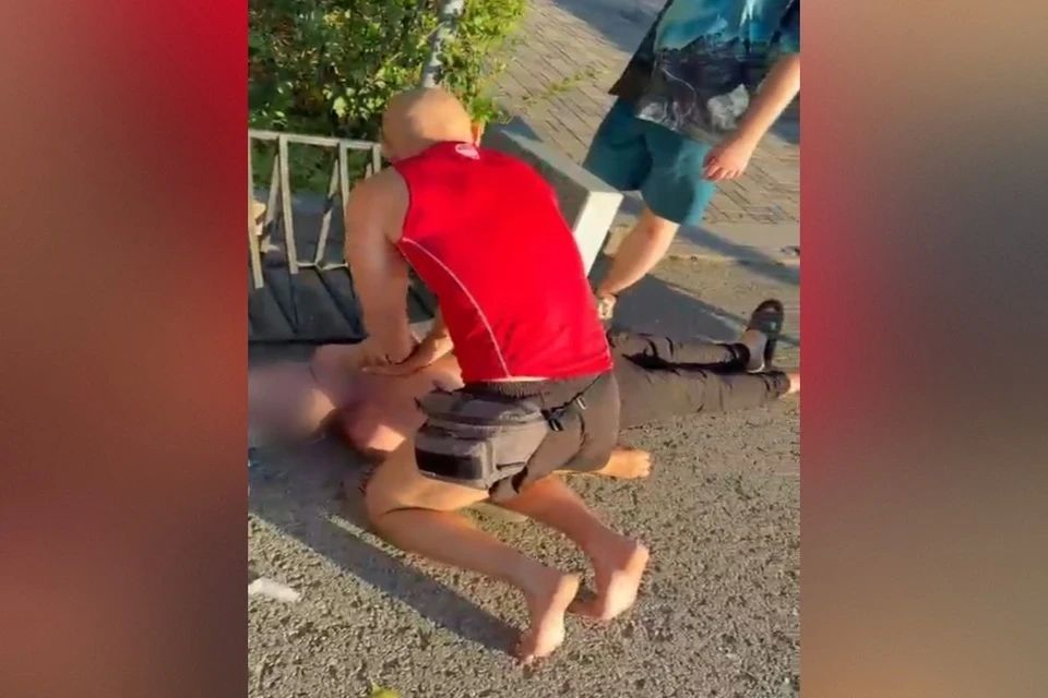 Делал массаж сердца 40 минут: в Самаре турист спас на набережной пожилого мужчину