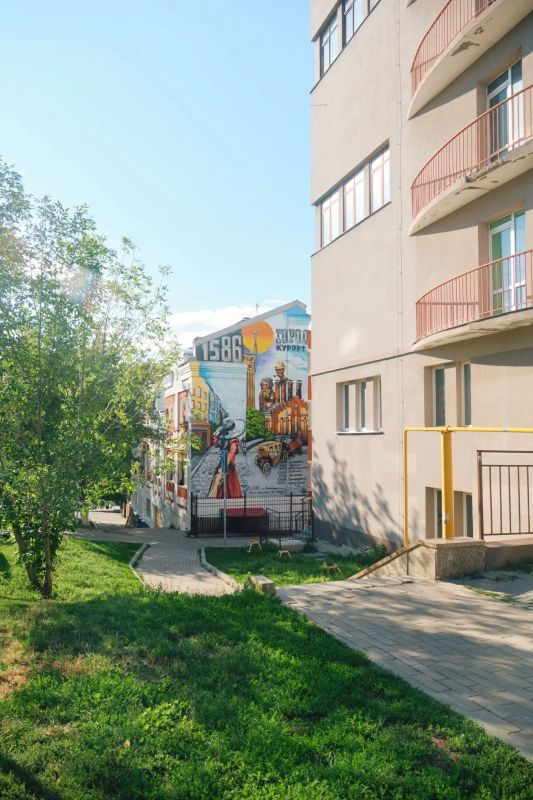 Классный паблик-арт «Город-курорт» на спуске к набережной по Ленинградской улице Классный паблик-арт «Город-курорт» на спуске к набережной по Ленинградской улице