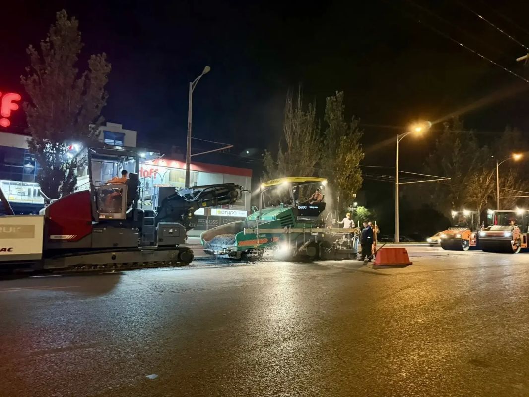 На Московском шоссе продолжается укладка верхнего слоя основного хода На Московском шоссе продолжается укладка верхнего слоя основного хода