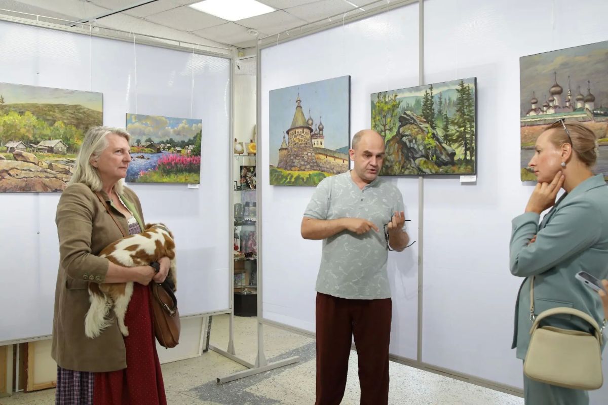 Экс-глава МИД Австрии Карин Кнайсль посетила выставку «Русский север» в Самаре Экс-глава МИД Австрии Карин Кнайсль посетила выставку «Русский север» в Самаре