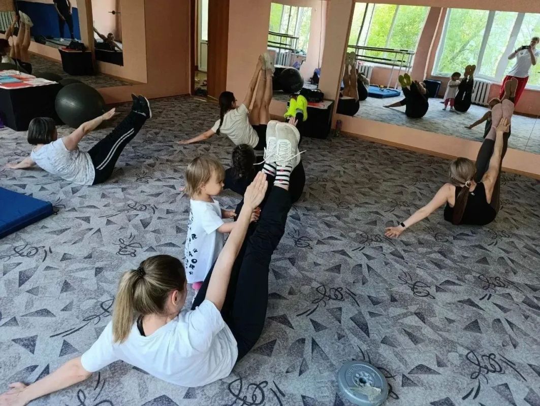 Мамы из Самары могут бесплатно тренироваться в парках и залах города Мамы из Самары могут бесплатно тренироваться в парках и залах города