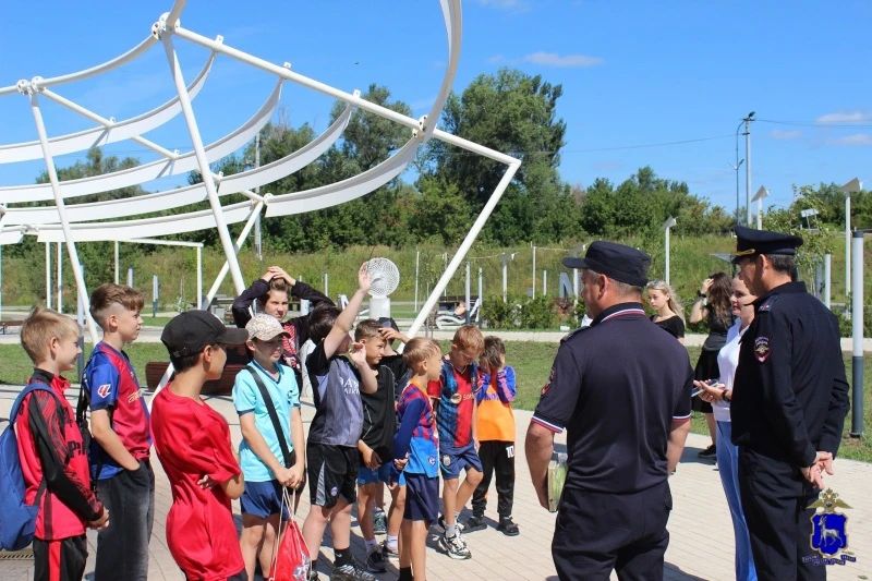 Полицейские самарской области совместно с общественниками провели мероприятие «Безопасный путь» в рамках акции «Каникулы с Общественным советом» Полицейские самарской области совместно с общественниками провели мероприятие «Безопасный путь» в рамках акции «Каникулы с Общественным советом»