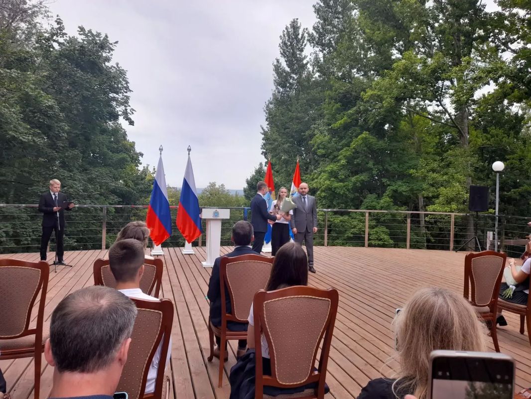 В Самаре проходит церемония торжественного вручения паспортов юным гражданам региона В Самаре проходит церемония торжественного вручения паспортов юным гражданам региона