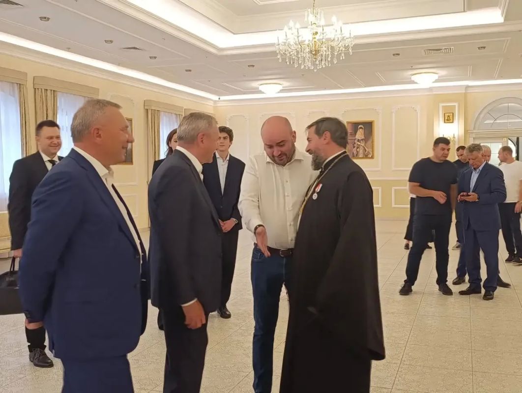Губернатор Самарской области Вячеслав Федорищев совместно с заместителем председателя Союза машиностроителей России Борисом Алешиным, президентом АВТОВАЗа Максимом Соколовым и митрополитом Самарским и Новокуйбышевским... Губернатор Самарской области Вячеслав Федорищев совместно с заместителем председателя Союза машиностроителей России Борисом Алешиным, президентом АВТОВАЗа Максимом Соколовым и митрополитом Самарским и Новокуйбышевским...