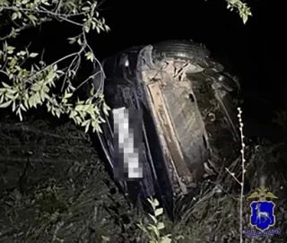 В Самарской области женщина насмерть разбилась в аварии со стоящим «Камазом» Легковой автомобиль влетел в грузовик и сошел с дороги В Самарской области женщина насмерть разбилась в аварии со стоящим «Камазом» Легковой автомобиль влетел в грузовик и сошел с дороги