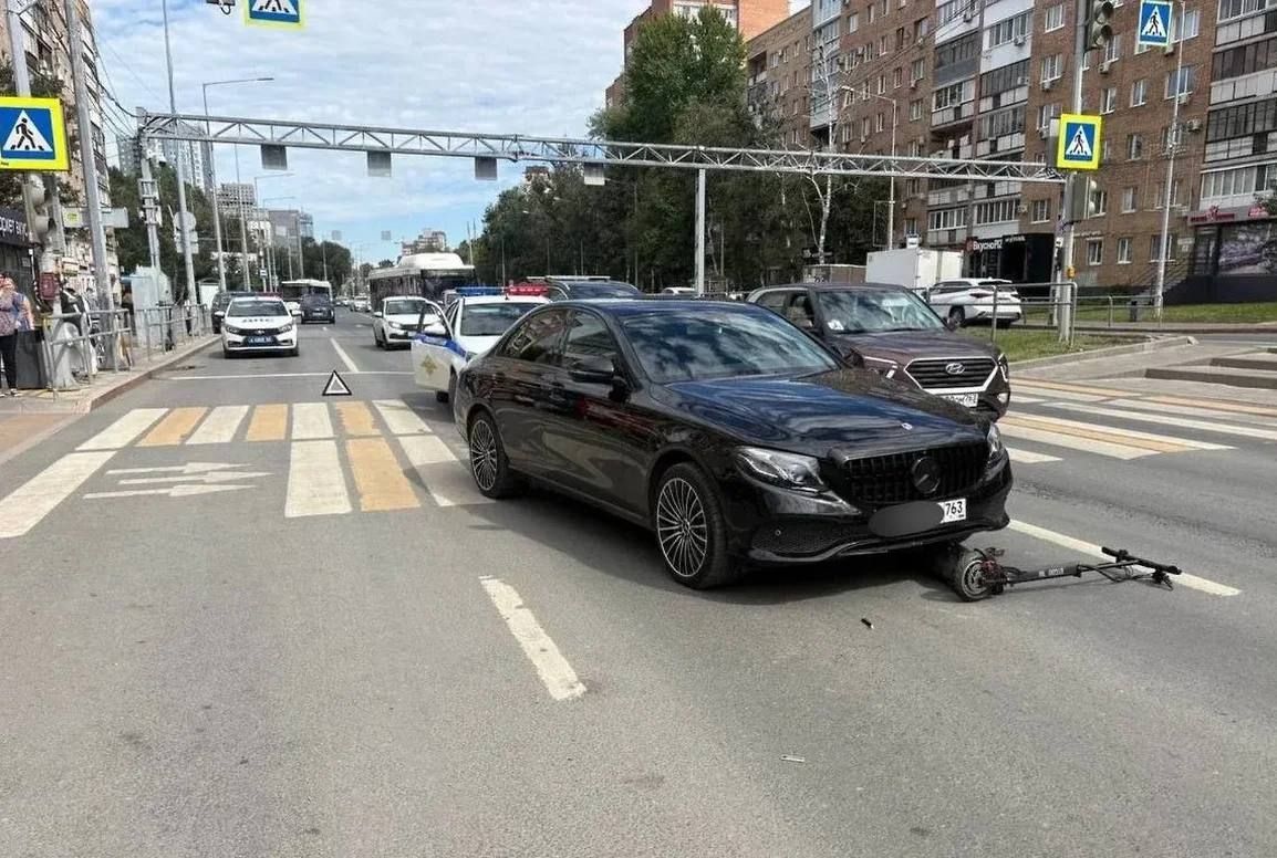 В Самаре в районе редакции «Коммерсантъ-Волга» Mercedes сбил ребенка на самокате