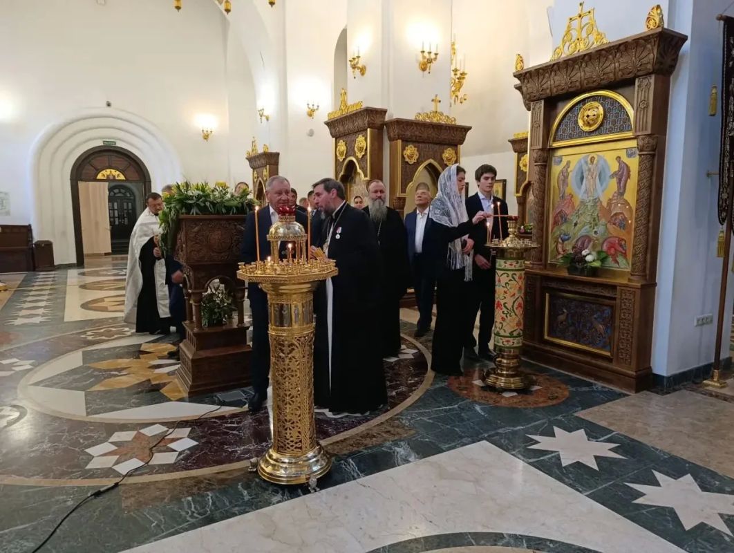 Губернатор Самарской области Вячеслав Федорищев совместно с заместителем председателя Союза машиностроителей России Борисом Алешиным, президентом АВТОВАЗа Максимом Соколовым и митрополитом Самарским и Новокуйбышевским... Губернатор Самарской области Вячеслав Федорищев совместно с заместителем председателя Союза машиностроителей России Борисом Алешиным, президентом АВТОВАЗа Максимом Соколовым и митрополитом Самарским и Новокуйбышевским...