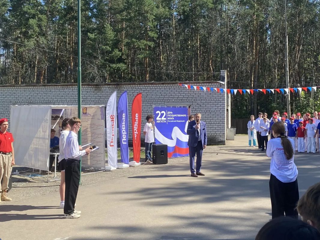 В самарском лагере «Заря» отметили День Государственного флага В самарском лагере «Заря» отметили День Государственного флага