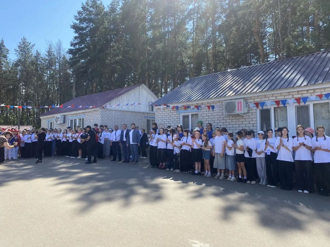 В самарском лагере «Заря» отметили День Государственного флага В самарском лагере «Заря» отметили День Государственного флага