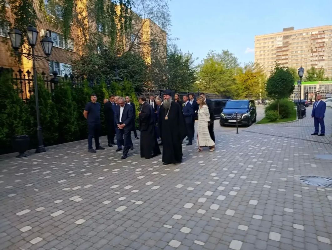 Губернатор Самарской области Вячеслав Федорищев совместно с заместителем председателя Союза машиностроителей России Борисом Алешиным, президентом АВТОВАЗа Максимом Соколовым и митрополитом Самарским и Новокуйбышевским... Губернатор Самарской области Вячеслав Федорищев совместно с заместителем председателя Союза машиностроителей России Борисом Алешиным, президентом АВТОВАЗа Максимом Соколовым и митрополитом Самарским и Новокуйбышевским...