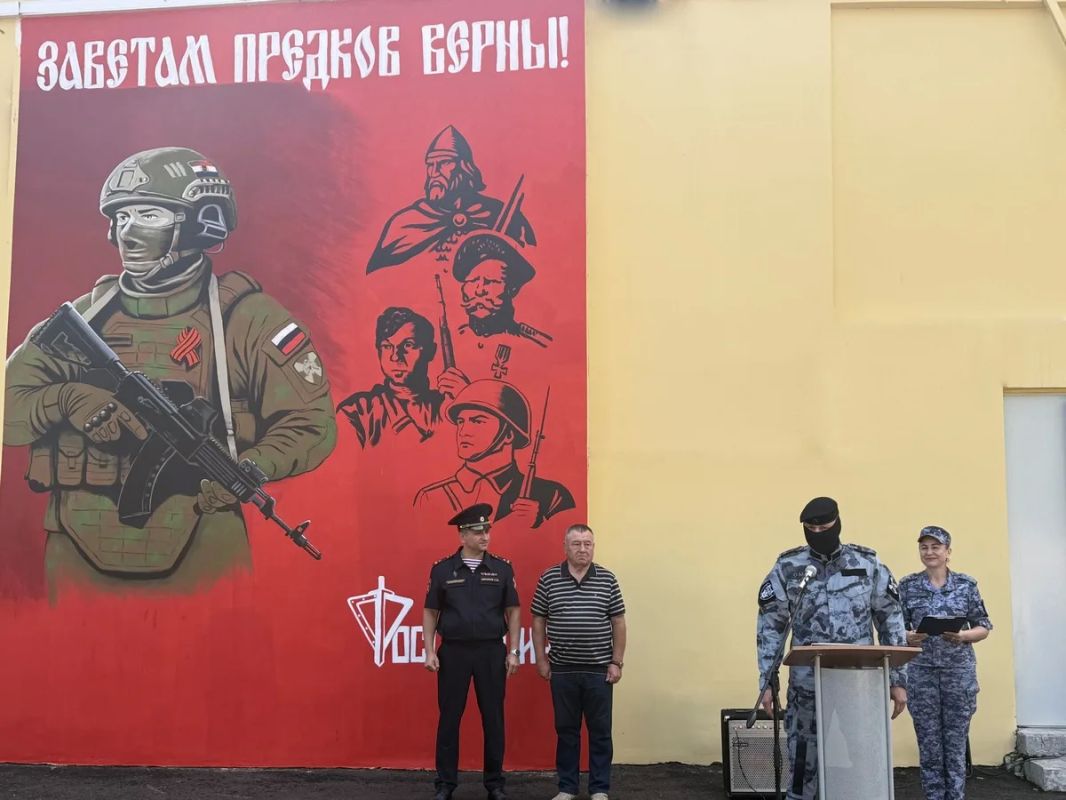 В Самаре ко Дню Государственного флага Россиийской Федерации открыли мурал на здании регионального управления Росгвардии В Самаре ко Дню Государственного флага Россиийской Федерации открыли мурал на здании регионального управления Росгвардии