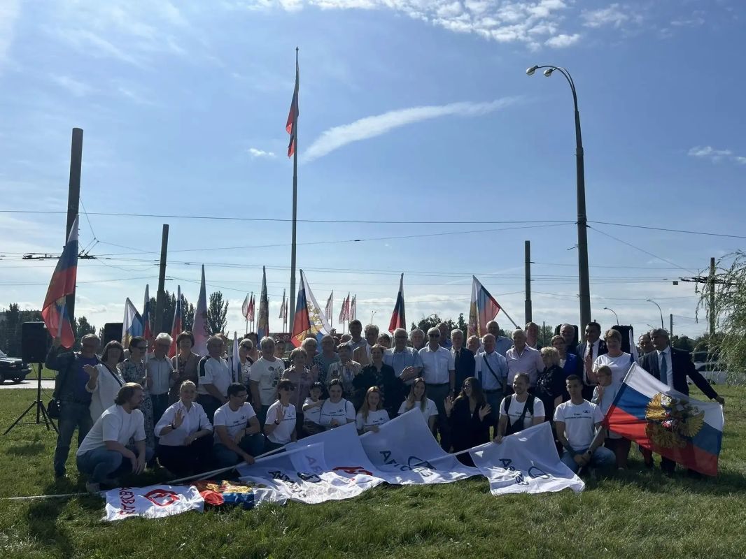 День флага Российской Федерации - символ единства нашей страны День флага Российской Федерации - символ единства нашей страны